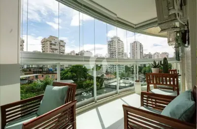 APARTAMENTO TOTALMENTE REFORMADO. De frente com varanda vista livre, sala em dois ambientes, 2 quartos, sendo 01 suíte, os banheiros com ventilação natural, copa cozinha, dispensa e lavanderia. Quarto