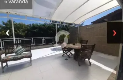 Linda cobertura em excelente localização, duplex a 250m do posto 9 na praia e Av. Lúcio Costa. Com vista para o canal dos Taxas. Próximo ao comércio em geral. Salas 2 e 4 quartos amplos sendo 2 suítes