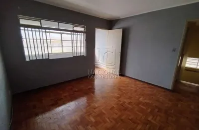 Casa (sobreloja) para locação no jardim utinga — 2 dormitórios, quintal e 1 vaga!