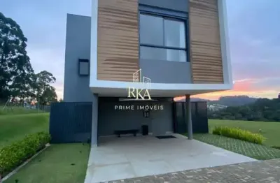 Casa de alto padrão com 176m², 3 suítes e 2 vagas de garagem para venda no Condo