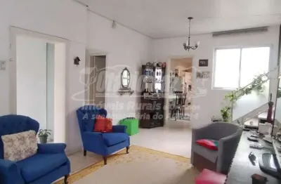 Vende-se sobrado com 3 quartos, 1 suíte a uma quadra da Av. Bento Gonçalves!
