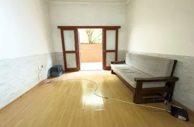 Apartamento com 2 grandes pátios privativos no coração do bairro Petrópolis