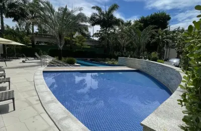 Apartamento com três quartos, 80m2, com banheiro de serviço. Uma varanda maravilhosa, nascente.