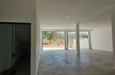 Galpão Comercial para Locação em Boituva-SP no Bairro Portal Ville Azaleia: 2 Salas, 3 Banheiros, 4 Vagas e 420m². Venha Conferir!