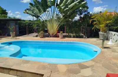 Chácara de luxo à venda na Vila Estiva, Cerquilho-SP: 5 quartos, 5 suítes, 2 salas, 6 banheiros, 5 vagas, 530m². Imperdível!