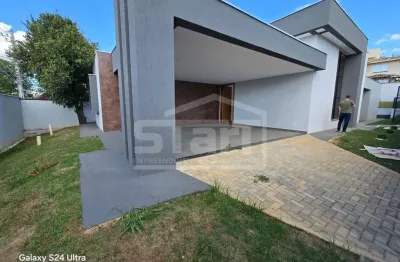 Casa Impecável para Locação no Jardim Ipê,4 Quartos, Pé Direito Duplo e Piscina