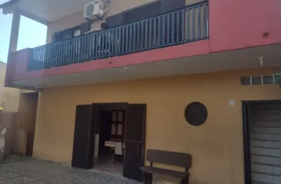 Duas casas dois pavimentos uma sobre a outra bem próximo ao mar.