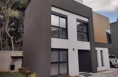 Casa em condomínio fechado pronta, em construção e até decorada e mobiliada.