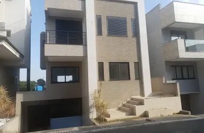 Casa em condomínio fechado na localização que facilita acesso a CIC  e bem construída