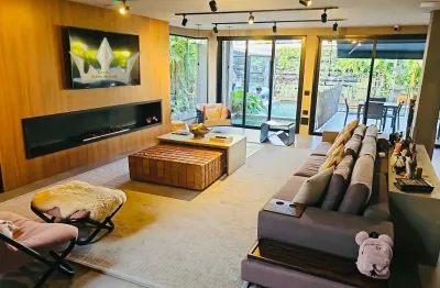 Reino Alpha Imóveis apresenta casa a venda, localizada em posição absolutamente privilegiada no centro do condomínio, garantindo silêncio, privacidade e ausência de qualquer interferência externa.