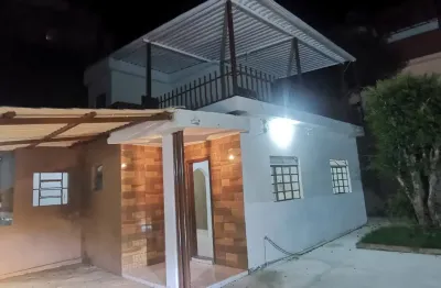 Casa no bairro Glória.  03 QUARTOS | LOTE 300 m2 | 01 BANHEIRO | 05 VAGAS