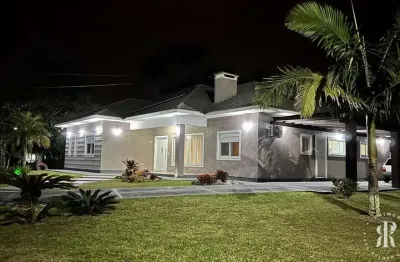 Linda casa de condomínio disponível no bairro Cruzeiro do Sul em Tramandaí/RS.