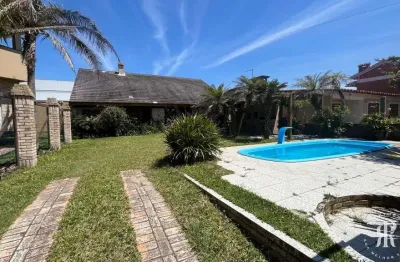 Casa com 4 dormitórios e piscina à 100m do mar, em Tramandaí/RS
