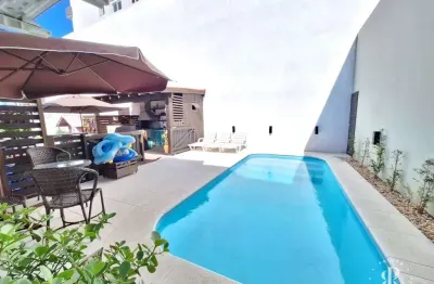 Casa com 5 dormitórios, piscina e energia solar, no Centro de Tramandaí/RS