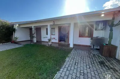 Casa com 4 dormitórios, churrasqueira, vaga de garagem, à 700m do mar em Imbé.