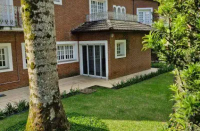 Casa no Condomínio Hills, com 4 suítes, piscina, lareira e muito mais!