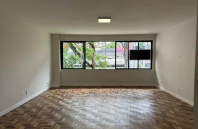 Apartamento à venda reformado e com excelente localização - Água Verde