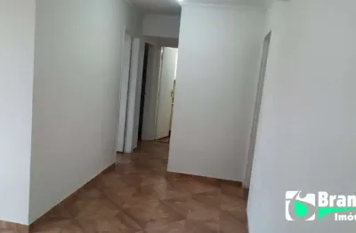Apartamento com 2 dormitórios, sala ampla, 1 vaga livre