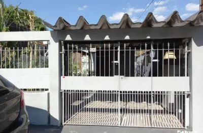 Casa térrea com 02 quartos, terreno grande e edícula no fundo.