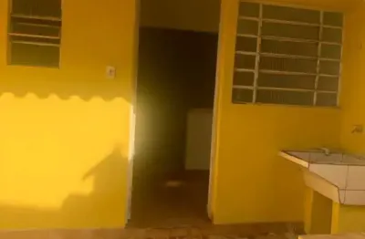 Casa térrea com 1 dormitório e 1 vaga - próxima ao comércio local