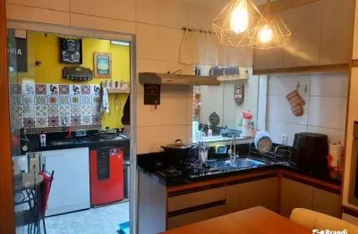 Descubra o seu novo lar em um charmoso sobrado localizado na vila alpina,