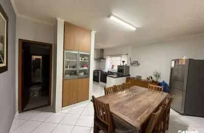 Casa frente com 3 dormitórios 2 vagas de garagem e sobrado fundo com 2 dormitórios 2 suítes