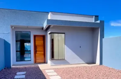 Vende se excelente casa com arquitetura moderna e com piscina nos fundos proporcionando privacidade para voce e sua familia.