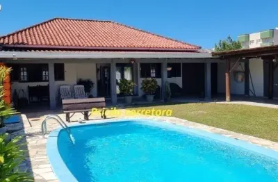 Vende se casa com piscina e terreno amplo, brejatuba, guaratuba/pr.