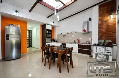 Sobrado duplex 3 quartos, 2 vagas c/ acesso frontal e fundos