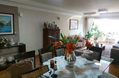 Lindo apartamento central, 3 quartos com suíte, repleto de armários, 2 vagas de garagem