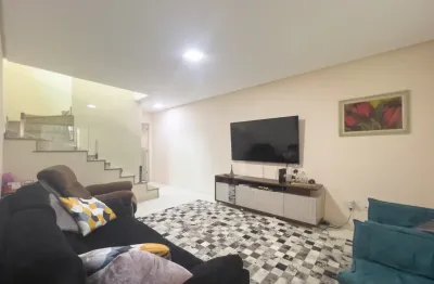 Sobrado á venda, 137m2, com ar condicionado e sacada na suite