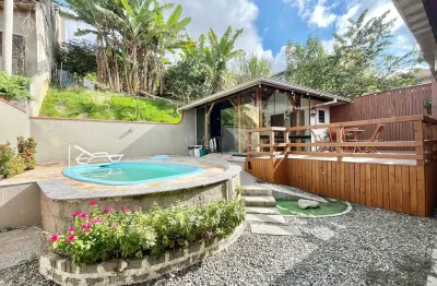 Casa Averbada com Piscina no Petrópolis – Seu Novo Espaço de Lazer Particular