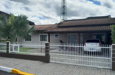 Casa plana em condomínio fechado com terreno amplo no vila nova