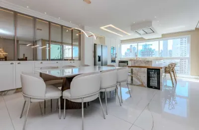 Cobertura no Edifício Porto Di Bari à venda no centro de Balneário Camboriú