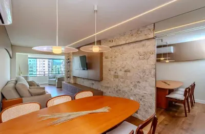 Apartamento quadra mar no Edifício Oscar Bremer à venda no centro de Balneário Camboriú