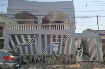 Sobrado excelente com sacada, 5 quartos sendo 3 suites, e edícula