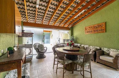 Sobrado amplo à venda em utinga – 241m², 3 dormitórios, escritório e área gourmet, 2 vagas de garagem.