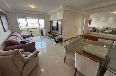Apartamento com 75 m2, 2 dormitórios, 1 suíte, 2 vagas de garagem.