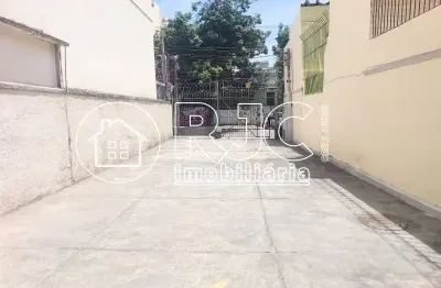 Ampla casa , 4 quartos, excelente quintal , 6 vagas de garagem