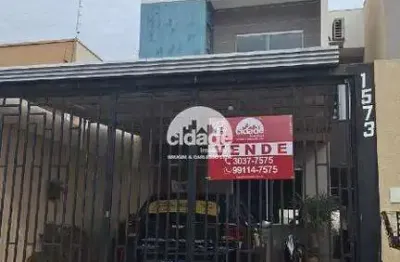 Sobrado em condomínio à venda no bairro Floresta em Cascavel/PR.