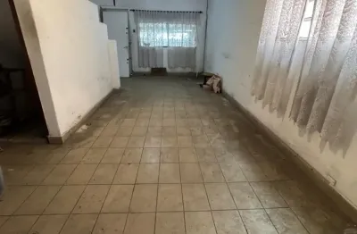 Excelente sobrado localizado na Vila Valença, São Vicente, ideal para quem busca praticidade e a possibilidade de personalizar o imóvel.