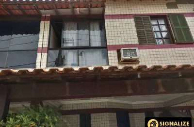 Casa em condomínio com 02 quartos, palmeiras - cabo frio/rj