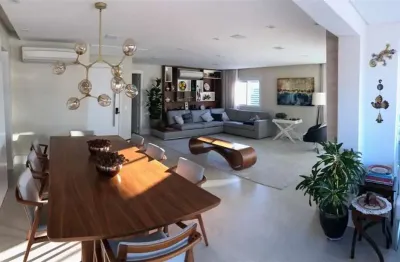 Apartamento no Brooklin, 165m de area util, duas suítes, três vagas !