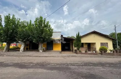 Casa com 3 dormitórios, pátio e espaço comercial em Vera Cruz