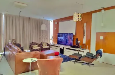 Casa térrea, 05 dormitórios com armários planejados sendo  03 suítes, hidro, ar condicionado, piscina e churrasqueira.