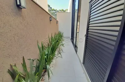 Casa à venda com 03 suítes no condomínio figueira branca