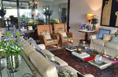Apartamento alto padrão na  av. prof. joão fiusa com 239,00m²,  03 suites com armários planejados, ar condicionado.