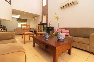 Sobrado em condomínio fechado, 03 suites, armários planejados , ar condicionado , closet.