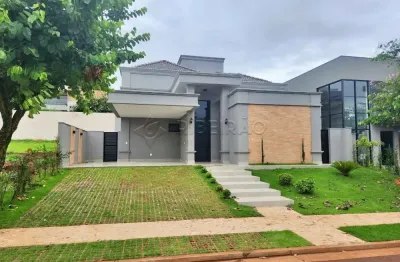 Casa térrea em condomínio  fechado , 03 suítes, piscina e churrasqueira e chopeira.