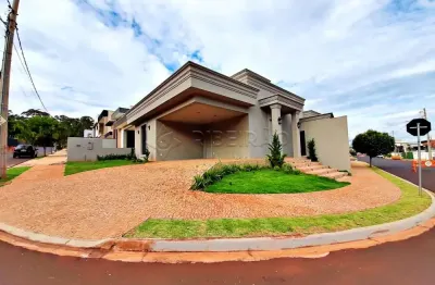 Casa térrea em condomínio  fechado , 03 suítes  com armários planejados, piscina e churrasqueira.